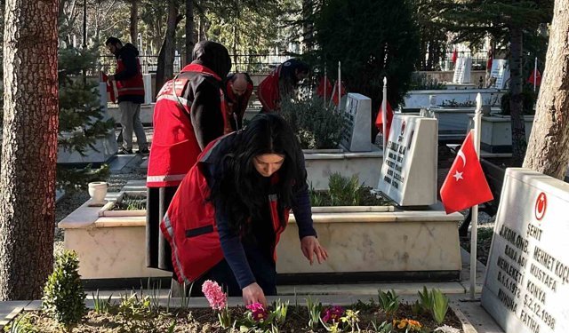Şehitliklerde temizlik ve bakım çalışmaları başlatıldı