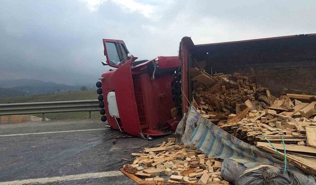 Tır devrildi: Yol ulaşıma kapandı