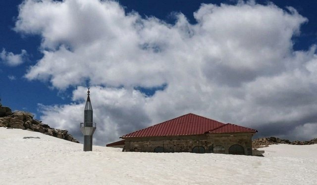 741 yıllık cami kar altında kaldı