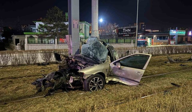 Direğe çarpan otomobil kağıt gibi büküldü: 1 yaralı