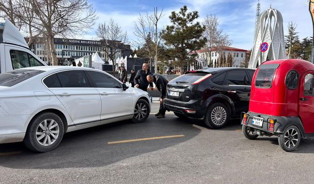 Meydanda 2 otomobil çarpıştı