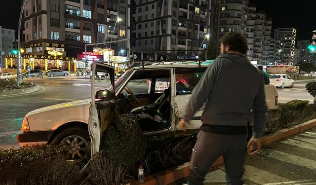 Sabancı Kavşağı’nda iki araç çarpıştı