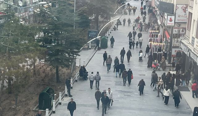 Soğuğa rağmen Niğde çarşısında bayram yoğunluğu