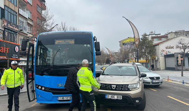 Niğde’de halk otobüsüyle otomobil çarpıştı