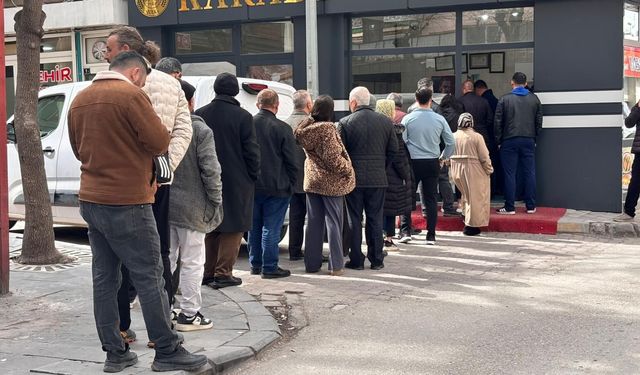 Niğde'de bayram öncesi yufka kuyruğu
