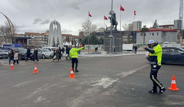Niğde’de İstasyon caddesi trafiğe kapandı