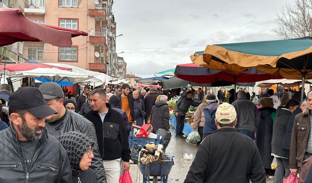 Pazarda bayram yoğunluğu! Esnafın yüzü güldü