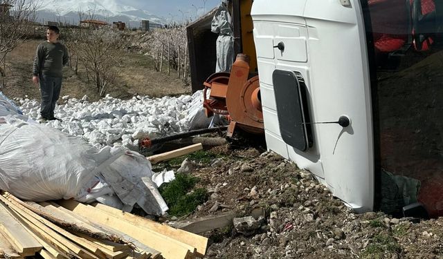 Altunhisar’da taş yüklü kamyon devrildi