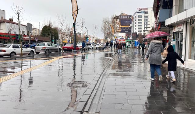Niğde’de etkili olan yağış, caddeleri sessizliğe bürüdü