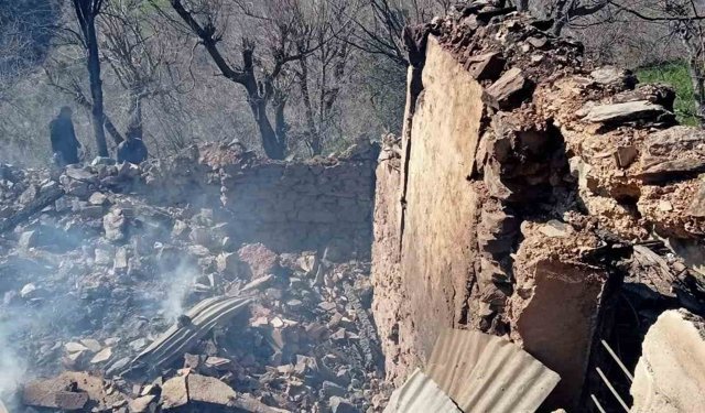 Yanan evden parasını kurtarmak isterken ağır yaralandı