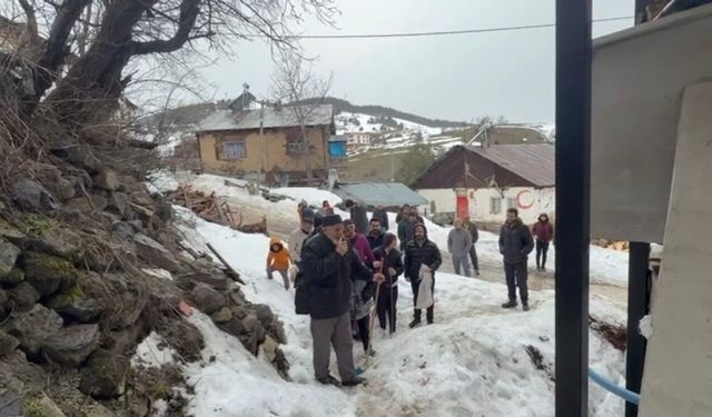 Yaşlılar anlattı, gençler oynadı
