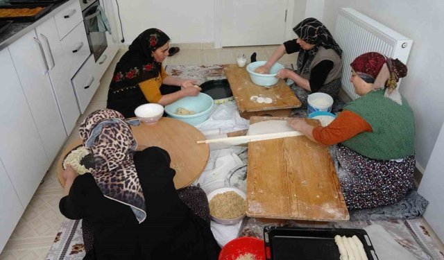 Bayram sofraları imece usulü tatlanıyor
