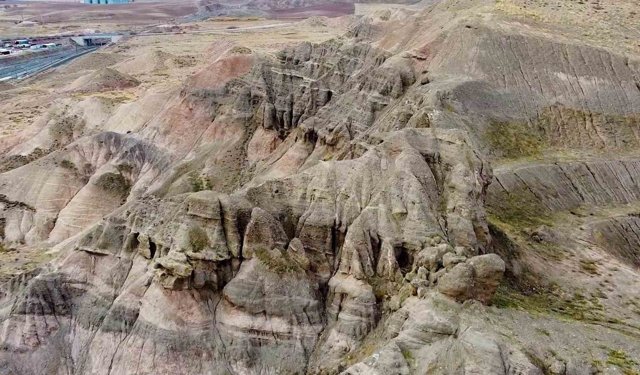 Yağmur, kar ve rüzgarın şekillendirdiği tepe dron kamerasıyla görüntülendi