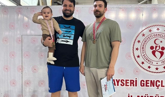 Antrenörlerden yüzmede çifte başarı