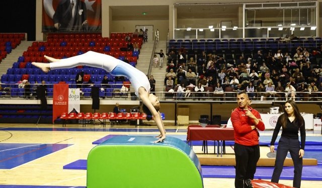 Niğde'de okul sporları artistik cimnastik heyecanı