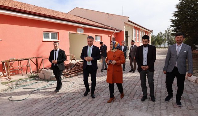 Altunhisar’da hayırsever desteğiyle yapılan eğitim alanları incelendi