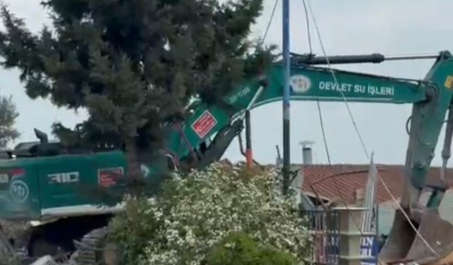 Göl kıyısındaki kaçak yapıların yıkımı sürüyor