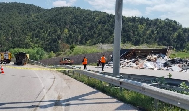 Devrilen tırın sürücüsü hayatını kaybetti