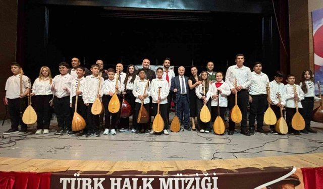 Bağlama kursiyerlerinden halk müziği konseri