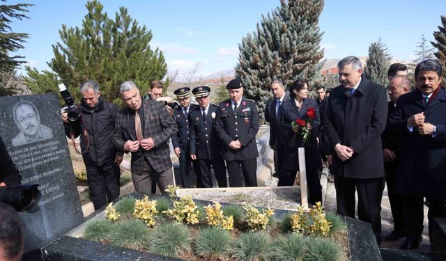 Bakan Çiftçi, Neşet Ertaş'ın kabrini ziyaret etti