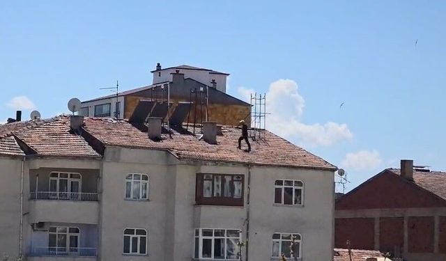 Çatıda tehlikeli çalışma, kameraya yansıdı