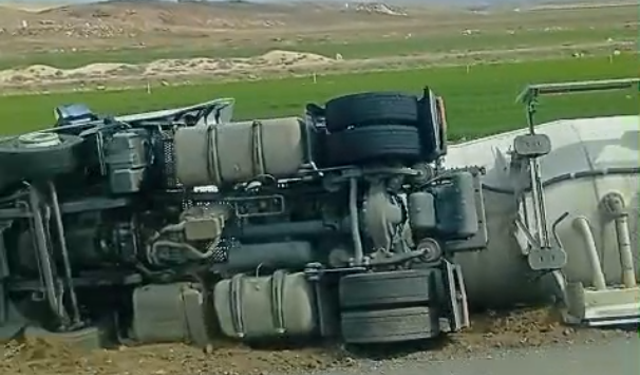 Niğde’de kontrolden çıkan tanker yan yattı