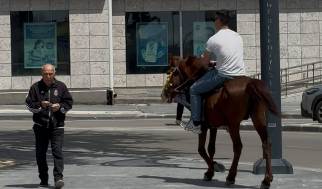 Niğde’de atıyla dolaşan genç görenleri şaşırttı