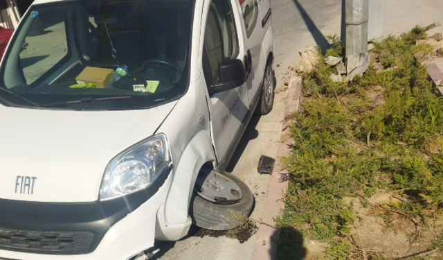 Niğde’de hafif ticari araç orta refüje çarptı