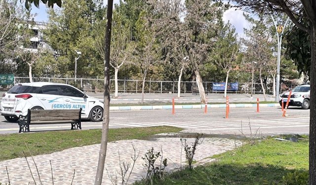 Kaldırılmayan eğitim dubaları trafiği esir aldı