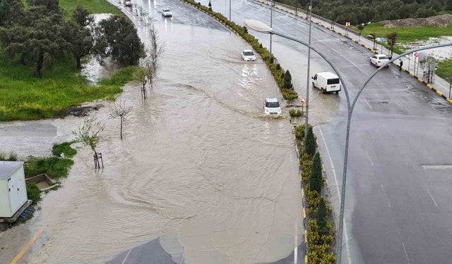 Göle dönen yolda araçların zorlu ilerleyişi havadan görüntülendi