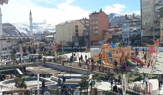 Güneşli havayı fırsat bilenler parka akın etti