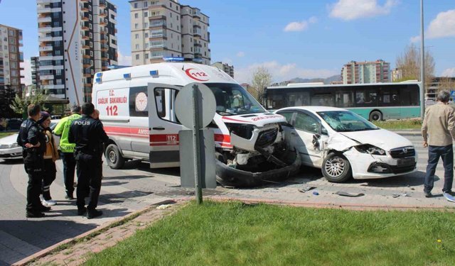 Hasta taşıyan ambulansla otomobil çarpıştı