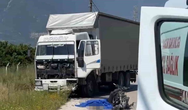 Kamyonla çarpışan motosikletli hayatını kaybetti