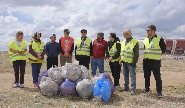 'Bugün temizle, yarın nefes al' sloganıyla doğaya atılan çöpler toplandı