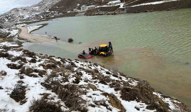 Göle dönen yayla yolunda araçta mahsur kalan aile kurtarıldı