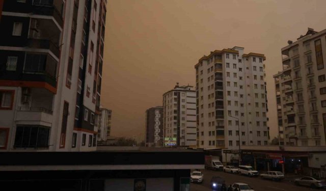 Çöl tozu etkili oldu, sağanakla birlikte çamur yağdı