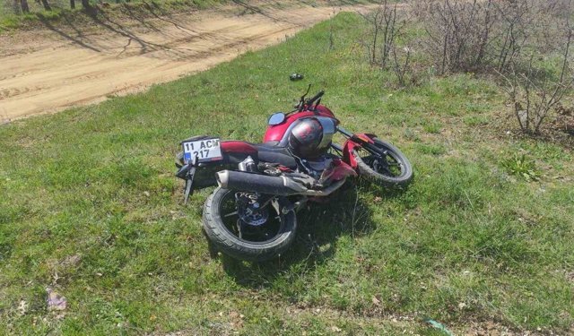 Motosiklet trafik tabelasına çarptı