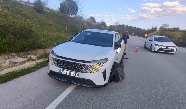 Sürücü karşı şeritten gelen otomobile çarptı