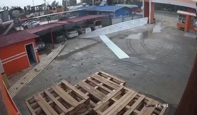 Etkili olan rüzgar bir iş yerinin çatısını uçurdu
