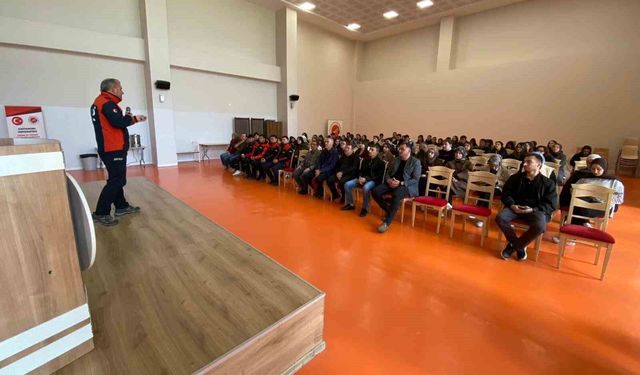Üniversite öğrencilerine uygulamalı 'afet' eğitimi