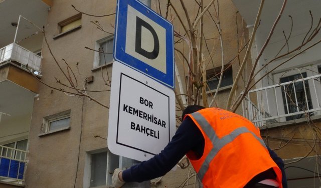 Bor Hattında duraklarına tabela çalışması