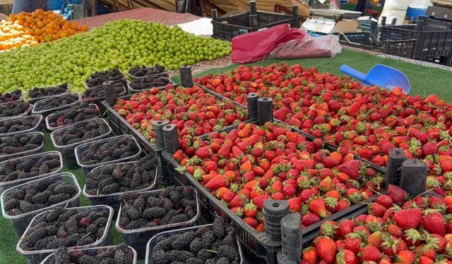 Niğde’de pazarlarda tezgahlar renklendi