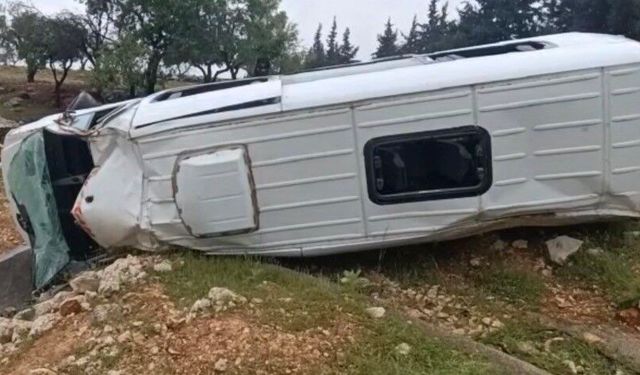 Kontrolden çıkan işçi servisi şarampole uçtu: 16 yaralı