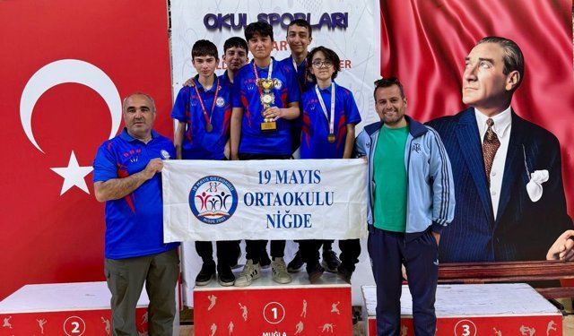 19 Mayıs Ortaokulu Dartta Türkiye üçüncüsü oldu