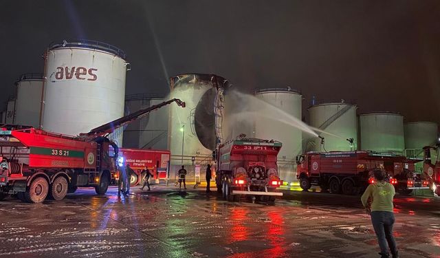 Niğde Belediyesi Mersin’deki fabrika yangınına müdahale etti