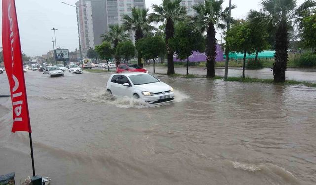 Sağanak yağış vurdu, yollar göle döndü