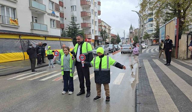 Başkan Ekinci, gönüllü öğrencilerle trafik kurallarına dikkat çekti