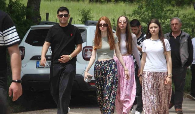 O sokaktan geçenler hayatının aşkını buluyor