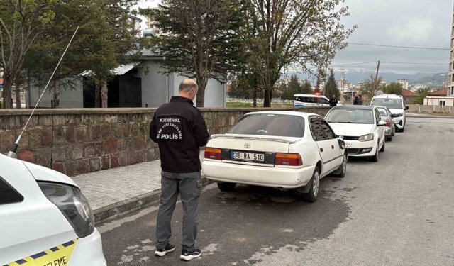 Cinayet şüphelilerinin kaçtıkları otomobil ikametlerinin yakınında bulundu