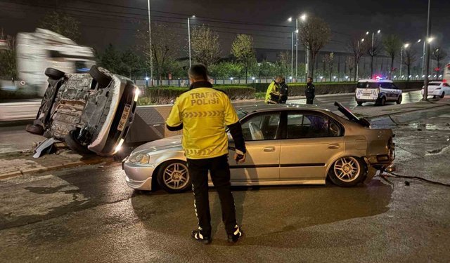 Kayseri'de otomobil park halindeki araca çarpıp yan yattı: 2 yaralı